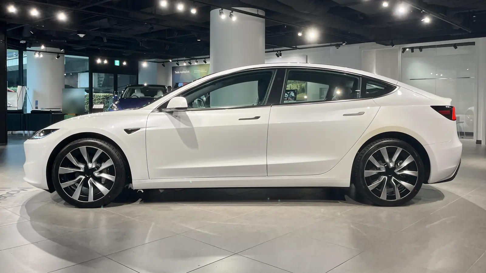 Weiße Limousine von der Seite in einem Showroom