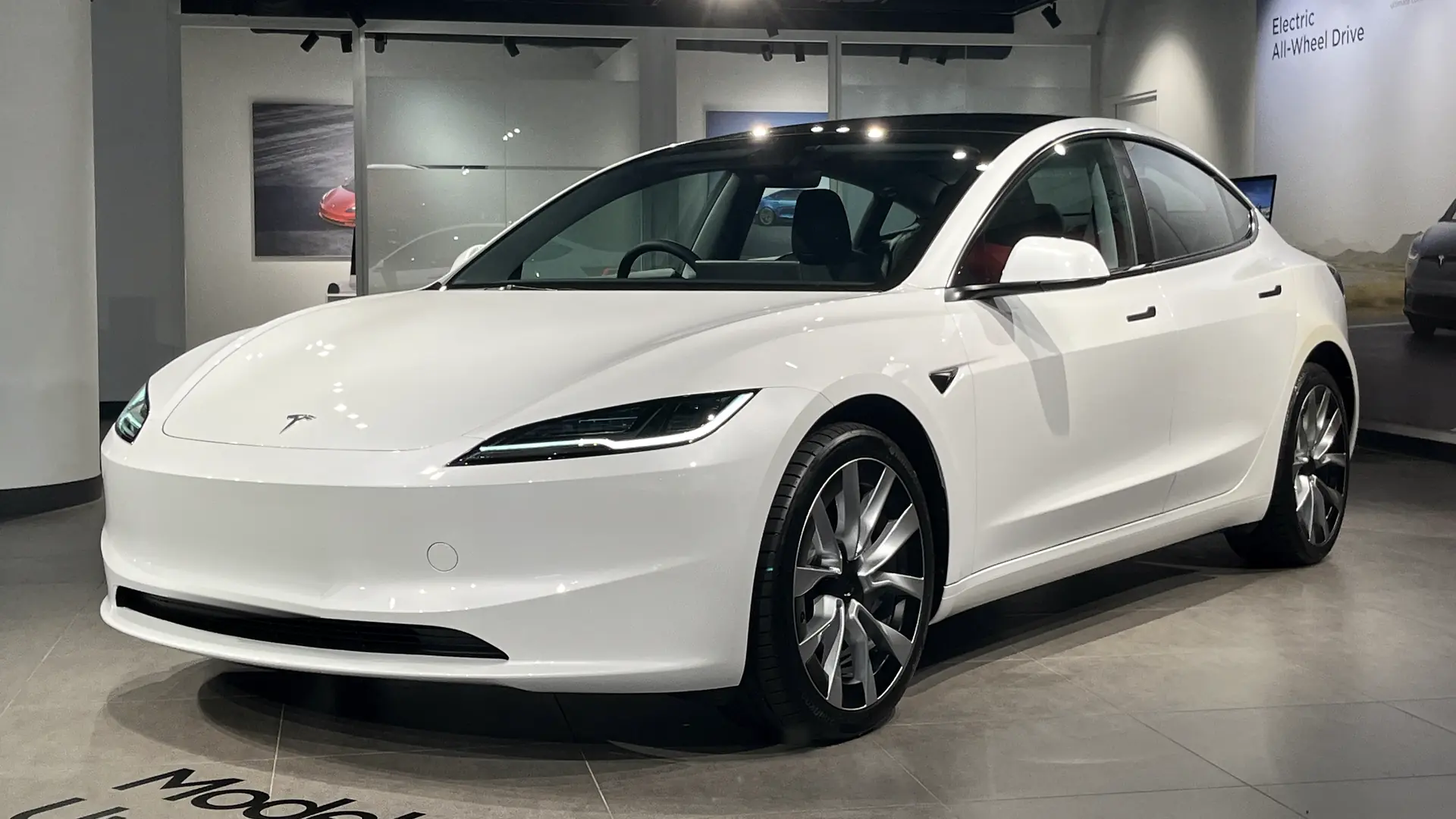 Weiße Limousine schräg von vorn in einem Showroom